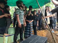 Hujan Deras Iringi Pemakaman Balita Shelin