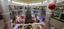 Pohon Natal Setinggi 12 Meter di Nagoya Hill Favorit Swafoto Pengunjung