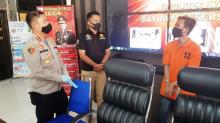 Bobol Plafon, Pria Residivis Gondol 10 Ponsel di Konter HP Karimun