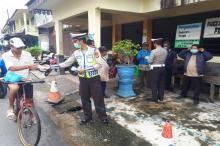 Satlantas Polres Lingga Bagikan Puluhan Masker di Pasar Dabo