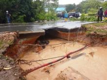Imbas Hujan Deras, Akses Jalan di Sukajadi Batam Nyaris Putus