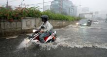 Ladies, Berikut 5 Tips Naik Sepeda Motor Saat Musim Hujan