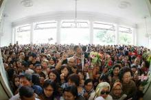 Ahok Tinggalkan Balai Kota, Warga Serbu Ingin Foto Bareng