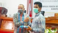 Siaga Corona, Ketua DPRD dan Bupati Natuna Pakai Masker Saat Paripurna
