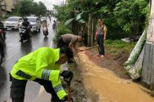 Kapolres Tanjungpinang Rela Basah-basahan Demi Atasi Banjir