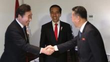Pemimpin Korsel-Korut Salaman di Hadapan Jokowi saat Asian Games