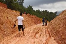 Hati-hati! Jalan Menuju Pelabuhan Roro Penarik di Lingga Berlumpur
