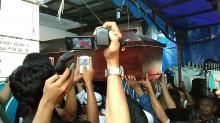 Ratusan Orang Antar Jenazah Feby Kurnia ke Permakaman