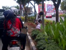 Ibu Ini Suruh Anaknya Jadi Pengemis di Jalan Raya