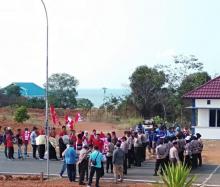 Puluhan Mahasiswa Unjuk Rasa di Dompak