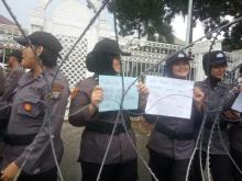 Tulisan Alay, Cara Polwan di Batam Redam Potensi Anarkis Unjuk Rasa