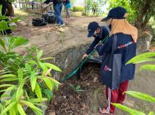 Persiapan Sambut Wisman, Warga Batu Besar Bersih-Bersih Pantai Mak Dara