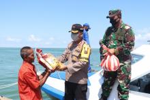 TNI-Polri di Lingga Bagi Ratusan Sembako ke Warga Terdampak Covid-19