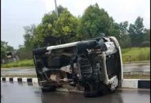 Pecah Ban, Mini Bus Terguling di Jalan Poros