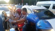 Begini Ketika Polisi Bagi-bagi Ribuan Takjil di Lampu Merah
