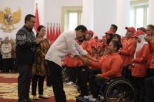 Serahkan Bonus ke Peraih Medali Asian Para Games, Jokowi: Negara Tidak Rugi