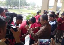Bupati Karimun Lepas Tim Sepakbola U-16 Karimun ke Tingkat Nasional