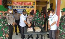 Danramil dan Camat Beri Kejutan ke Polsek Senayang