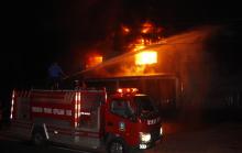 Delapan Mobil Dikerahkan Padamkan Kobaran Api di Toko Sumly Tanjungpinang