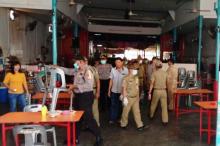 Petugas Gabungan Karimun Bubarkan Warga yang Nongkrong di Kedai Kopi