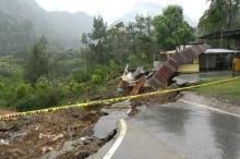 Solok Dilanda Longsor, Tiga Mobil Masuk Jurang