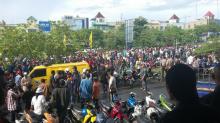 [BREAKING NEWS] Massa Golkar Aburizal Ancam Bubarkan Musda Golkar Agung Laksono di Planet Holiday