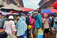 Seolah Tak Ada Corona, Warga Batam Berjubel di Pasar Demi Rayakan Lebaran