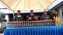 Kejari Karimun Musnahkan 400 Botol Mikol Bols dan 20 Slop Rokok Selundupan