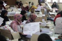 KPU Bintan Temukan 158 Surat Suara Rusak Selama Pelipatan
