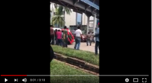VIDEO: Dikira Taksi Online, Sejumlah Orang Jungkalkan Mobil Jemputan Keluarga di Mega Mall
