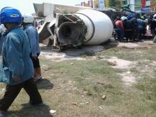[BREAKINGNEWS] Truk Molen Kecelakaan di Cipta Puri