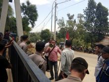 Pengunjuk Rasa Protes Kinerja Kepala Bea Cukai Batam dan Kepri