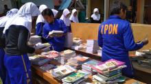 Praja IPDN Sapu Bersih Perpustakaan di Tembeling