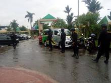 Puluhan Anggota Brimob Bersenjata Lengkap Berjaga-jaga di Masjid Raya