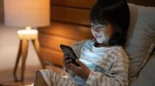 Anak Hobi Main Gadget Rentan Alami Gangguan Tidur