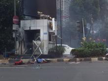 Pria Berbaju Putih Terekam Keluarkan 3 Tembakan, Diduga Teroris
