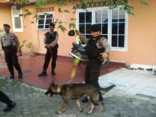 Polisi Bawa Anjing Pelacak Geledah Rumah Bidan Pembawa Sabu di Tanjungpinang