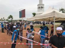 Apindo Kepri Bagikan Ratusan Nasi Bungkus Gratis di Masjid Sultan