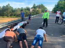 Berkendara Tanpa Tahu Aturan, Belasan Imigran di Bintan Kena Hukum Push-up 