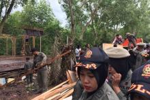 Satpol PP Bongkar Bangunan Ilegal di Kilometer 8