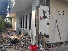 Tembok Gedung Bawaslu Gosong dan Kaca Pecah