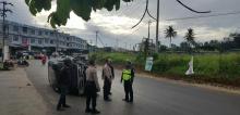 Minibus Hantam Trotoar dan Terguling di Km 16 Bintan