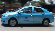 Supir Adu Jotos, Blue Bird Diserempet Hingga Tabrak Tiang Listrik