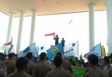 Serikat Pekerja Demo di Kantor Gubernur Kepri, Ini Tuntutan Mereka