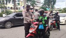 Jelang HUT RI, Polsek Batu Ampar Bagikan Bendera Gratis