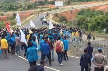 Mahasiswa Paksa Terobos Kawat Berduri di Depan DPRD Kepri