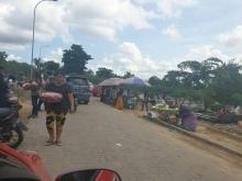 Penjaja Bunga Makam TPU Sei Panas Panen Rezeki
