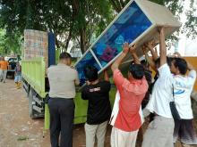 Kerugian Ditaksir Rp 4 M, Warga Ruli Beverly Kais Barang Tersisa dari Kebakaran 