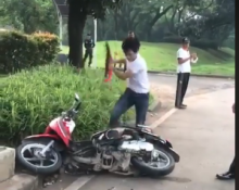 Video: Pemuda Kalap Ini Hancurkan Kendaraanya Usai Ditilang Polantas