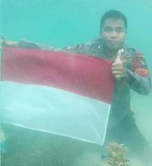 Kibarkan Bendera di Bawah Laut, Bhabintimbas Ini Kenalkan Terumbu Karang Mapur